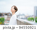 リフレッシュする女性 94550921