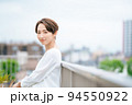 リフレッシュする女性 94550922