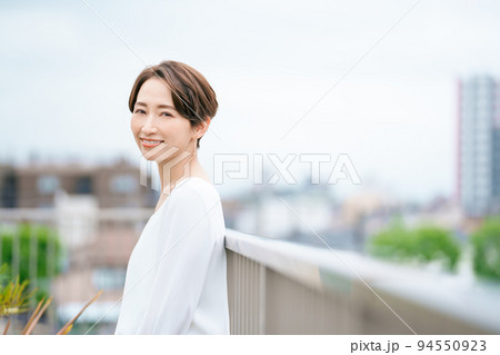 リフレッシュする女性 94550923