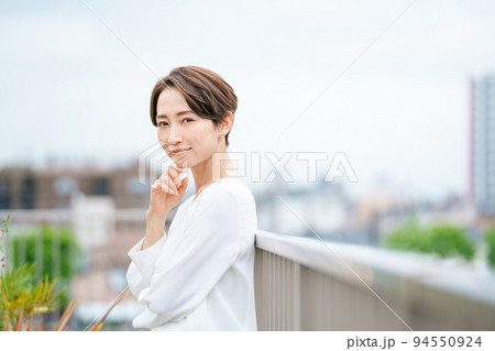 リフレッシュする女性 94550924