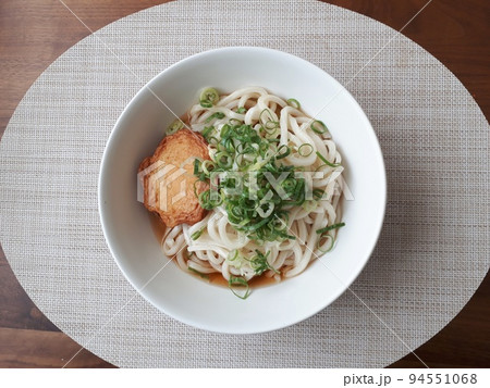 白い器に盛られたネギと天ぷらのうどん	 94551068