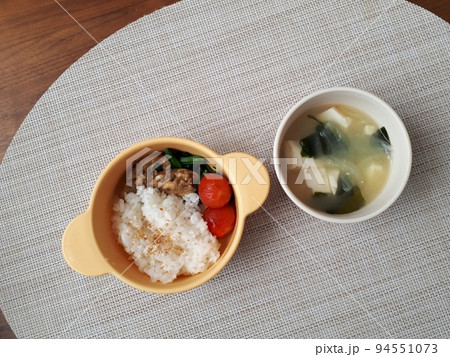 1歳児の離乳食　ごはんとおかずと味噌汁 94551073