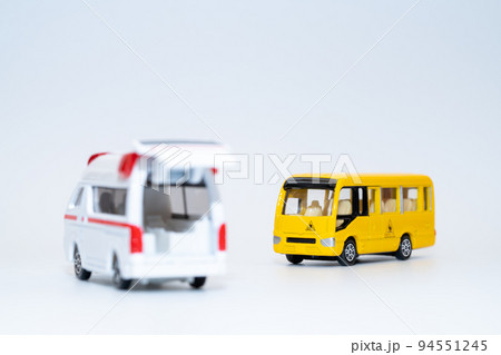 救急車と幼稚園のバス 94551245