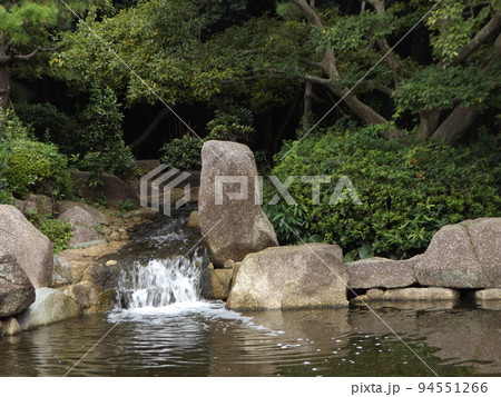 稲毛海浜公園浜の池の小さい滝 94551266