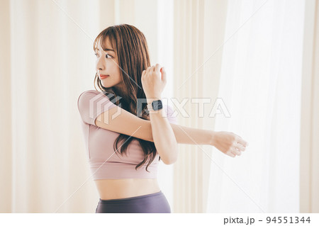 ストレッチをする女性_スポーツ 94551344