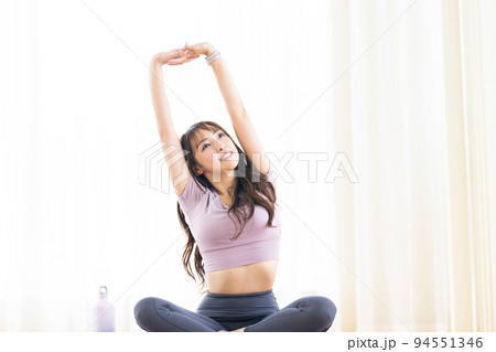 ストレッチをする女性_スポーツ 94551346