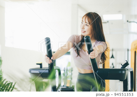 ランニングマシンに乗る女性 94551353
