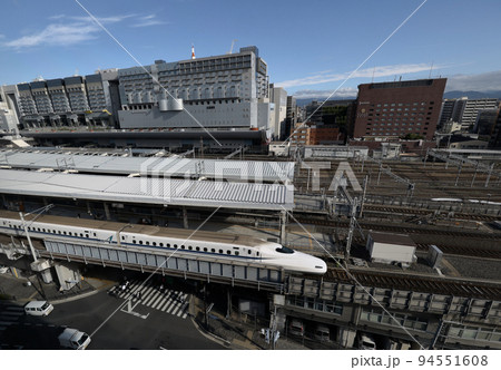 早朝の京都駅・八条口（新幹線口） 94551608