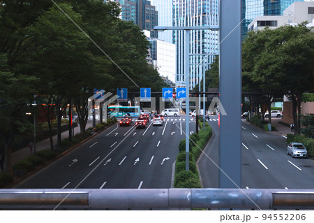 都庁周辺の車線の多い道路 94552206