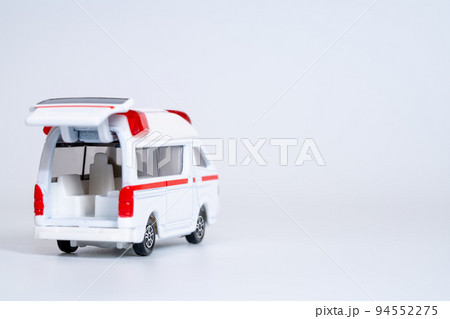 ミニカーの救急車 94552275