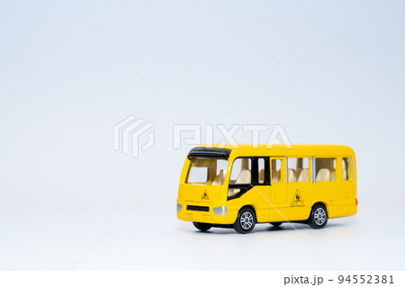 幼稚園のバス 94552381