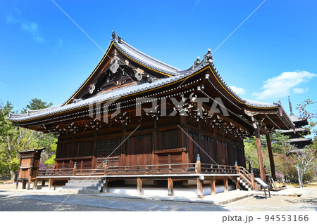 春の京都市の世界文化遺産仁和寺の観音堂 春の京都市の世界文化遺産仁和寺の観音堂 94553166