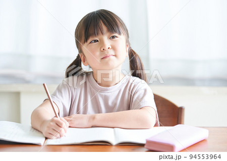 家で勉強をしながら考える女の子 94553964