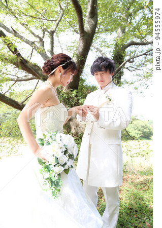 森ロケーションのフォトウエディング新婦様と白タキシードの新郎様フォトウエディング前撮り 森ロケーションのフォトウエディング新婦様と白タキシードの新郎様フォトウエディング前撮り 94555974