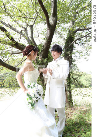森ロケーションのフォトウエディング新婦様と白タキシードの新郎様フォトウエディング前撮り 森ロケーションのフォトウエディング新婦様と白タキシードの新郎様フォトウエディング前撮り 94555978
