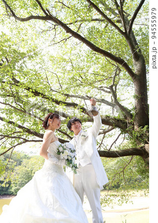 森ロケーションのフォトウエディング新婦様と白タキシードの新郎様フォトウエディング前撮り 94555979
