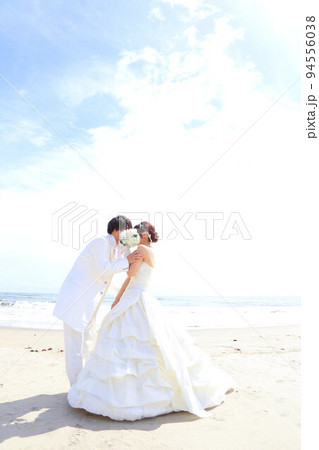 ウエディングドレス姿の新婦様フォトウエディング海ロケーション撮影 ウエディングドレス姿の新婦様フォトウエディング海ロケーション撮影 94556038