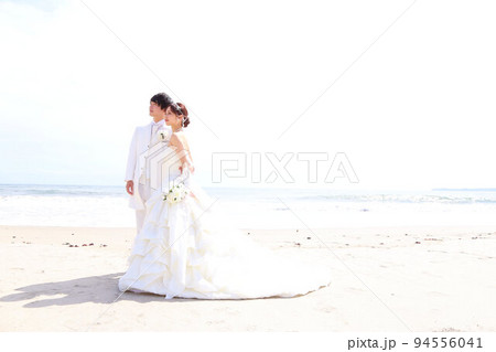 ウエディングドレス姿の新婦様フォトウエディング海ロケーション撮影 94556041
