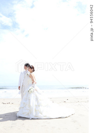 ウエディングドレス姿の新婦様フォトウエディング海ロケーション撮影 ウエディングドレス姿の新婦様フォトウエディング海ロケーション撮影 94556042