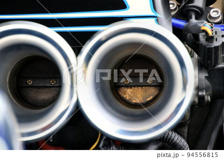 吸気ファンネルを付けた4連スロットル・4AGエンジン 94556815