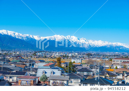 良く晴れた初冬の安曇野市街地と冠雪した北アルプス【長野県】 良く晴れた初冬の安曇野市街地と冠雪した北アルプス【長野県】 94558212