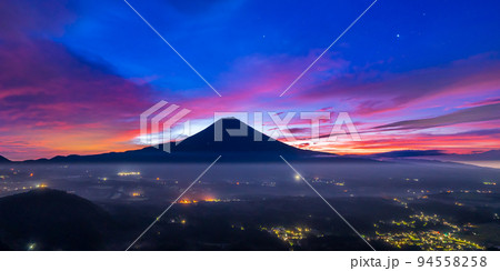 薄明の朝焼け空と霧漂う山裾と富士山 薄明の朝焼け空と霧漂う山裾と富士山 94558258