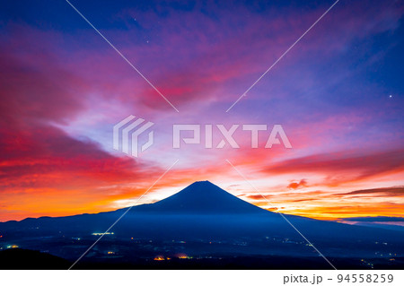 薄明の朝焼け空と富士山 94558259