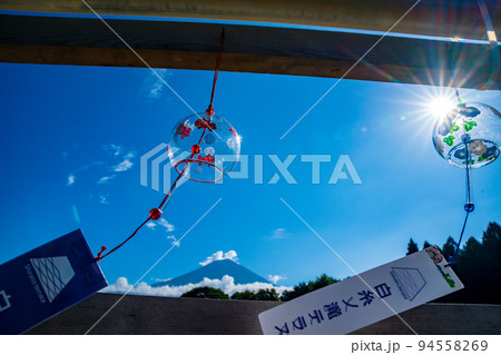 夏の太陽と風鈴に富士山 夏の太陽と風鈴に富士山 94558269