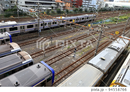 西の谷跨線橋から望む総武線風景 94558766