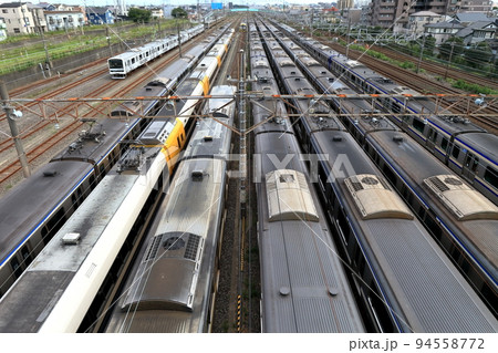 西の谷跨線橋から望む総武線風景 94558772