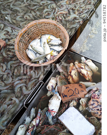 Fresh fish and other seafood are on sale in wet markets. It is placed in a flea for the customer to choose. Placed the price tag for convenience. 94558782