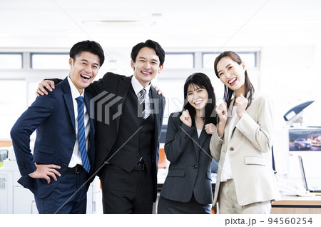ビジネス オフィス 集合写真 カメラ目線 4人 男女 笑顔 ビジネス オフィス 集合写真 カメラ目線 4人 男女 笑顔 94560254