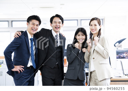 ビジネス　オフィス　集合写真　カメラ目線　4人　男女　笑顔 94560255
