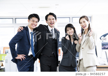 ビジネス　オフィス　集合写真　カメラ目線　4人　男女　笑顔 94560257