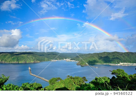 奄美大島　雨上がりの青空に架かる鮮やかな虹 94560522