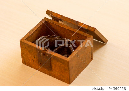 古い木製の箱 94560628
