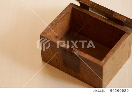 古い木製の箱 94560629