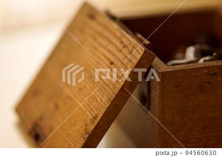 古い木製の箱 94560630
