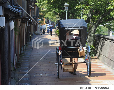 金沢・主計町茶屋街を走る人力車 94560681