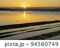瀬戸内の冬　牡蠣棚並ぶ海を照らす日の出 94560749
