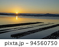 瀬戸内の冬　牡蠣棚並ぶ海を照らす日の出 94560750