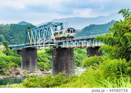 岐阜県 長良川鉄道 ~第3長良川橋りょうを渡る列車~ 岐阜県 長良川鉄道 ~第3長良川橋りょうを渡る列車~ 94560758