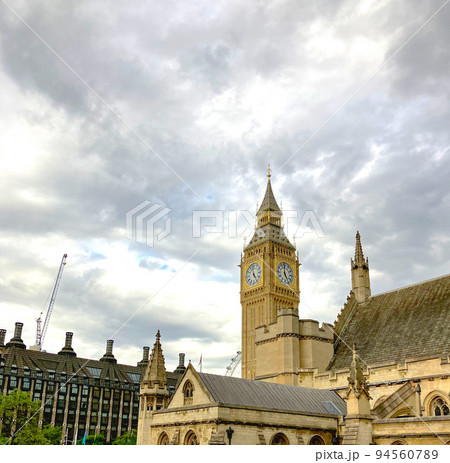 どんよりとした曇り空の下ロンドン市内に建つウェストミンスター宮殿、英国議会議事堂、ビッグベンの外観 どんよりとした曇り空の下ロンドン市内に建つウェストミンスター宮殿、英国議会議事堂、ビッグベンの外観 94560789