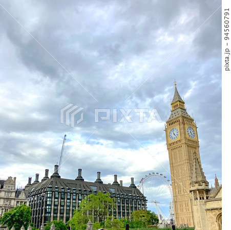 どんよりとした曇り空の下ロンドン市内に建つビッグベンことウェストミンスター宮殿の外観とロンドンアイ どんよりとした曇り空の下ロンドン市内に建つビッグベンことウェストミンスター宮殿の外観とロンドンアイ 94560791