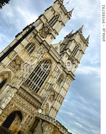 どんよりとした曇り空の下、ロンドン市内に建つイギリス王室とゆかりのあるウェストミンスター寺院の外観 どんよりとした曇り空の下、ロンドン市内に建つイギリス王室とゆかりのあるウェストミンスター寺院の外観 94560792