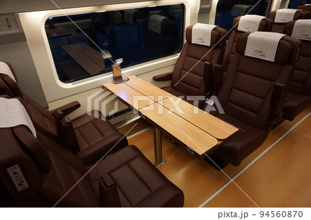 バルセロナからマドリッドへ向かう高速列車の車内様子 バルセロナからマドリッドへ向かう高速列車の車内様子 94560870