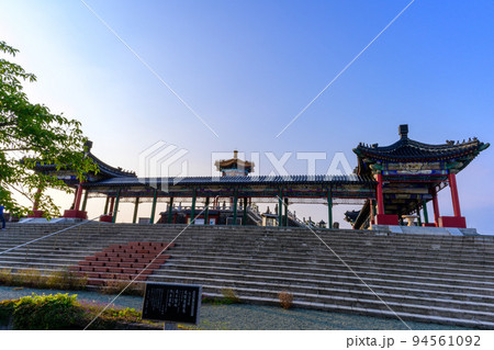 宮廷建築様式「夕焼け・陽射し空を背景に宮廷風景」観光名所：有明の里　泗水孔子公園 94561092