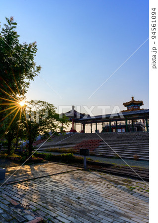 宮廷建築様式「夕焼け・陽射し空を背景に宮廷風景」観光名所：有明の里　泗水孔子公園 94561094
