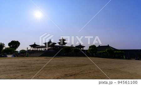 宮廷建築様式「夕焼け・陽射し空を背景に宮廷風景」観光名所:有明の里 泗水孔子公園 宮廷建築様式「夕焼け・陽射し空を背景に宮廷風景」観光名所:有明の里 泗水孔子公園 94561100