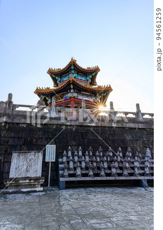 宮廷建築様式「夕焼け・陽射し空を背景に宮廷風景」観光名所:有明の里 泗水孔子公園 宮廷建築様式「夕焼け・陽射し空を背景に宮廷風景」観光名所:有明の里 泗水孔子公園 94561259